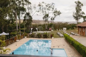 Descubra como organizar sua lista de convidados do casamento sem erros. Veja 5 dicas práticas e garanta uma celebração perfeita em BH com o Espaço Verde e Perto.